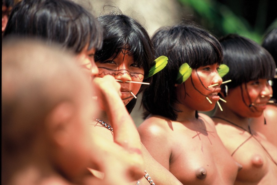 Голые женщины племени яномамо