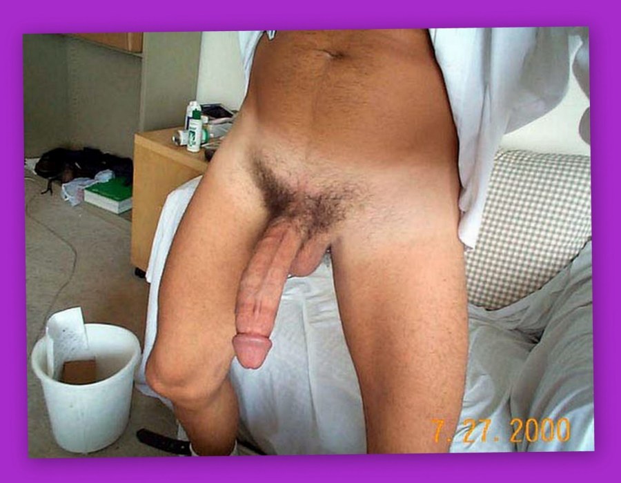 Мужчина с большим хуем без трусов