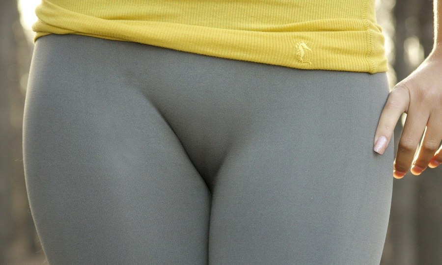 В обтягивающих лосинах без трусов