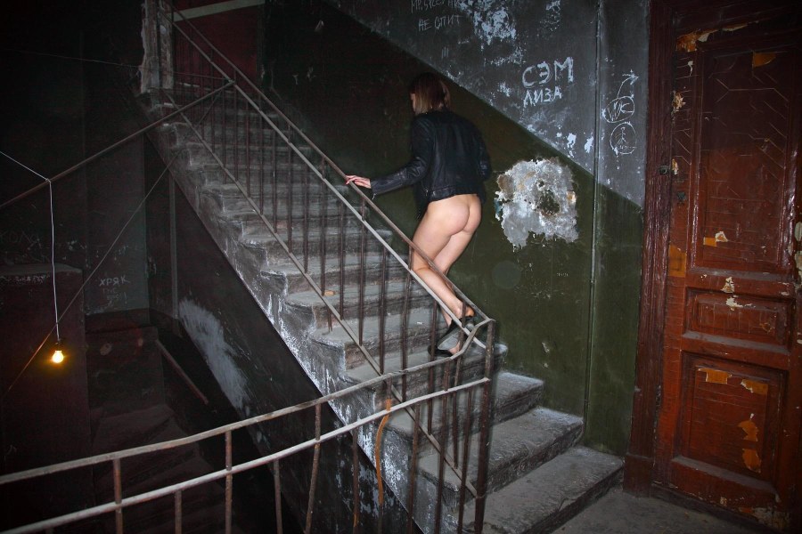 Голые телки в подъезде