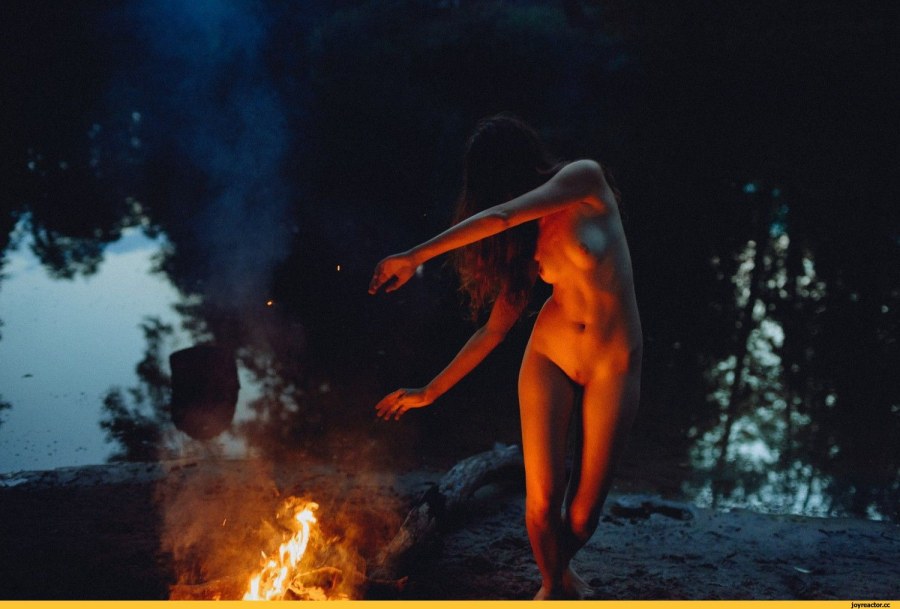 Голая без трусиков у костра