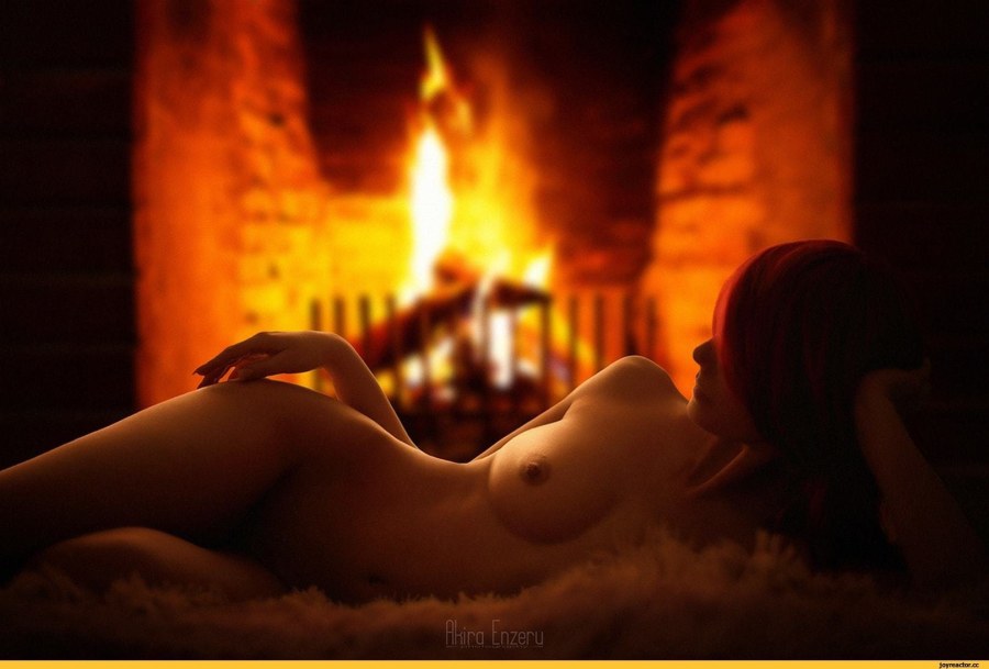 Голая у костра на пляже