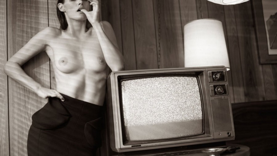 Голая возле телевизора