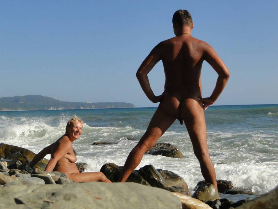 Голый мужчина на пляже частное