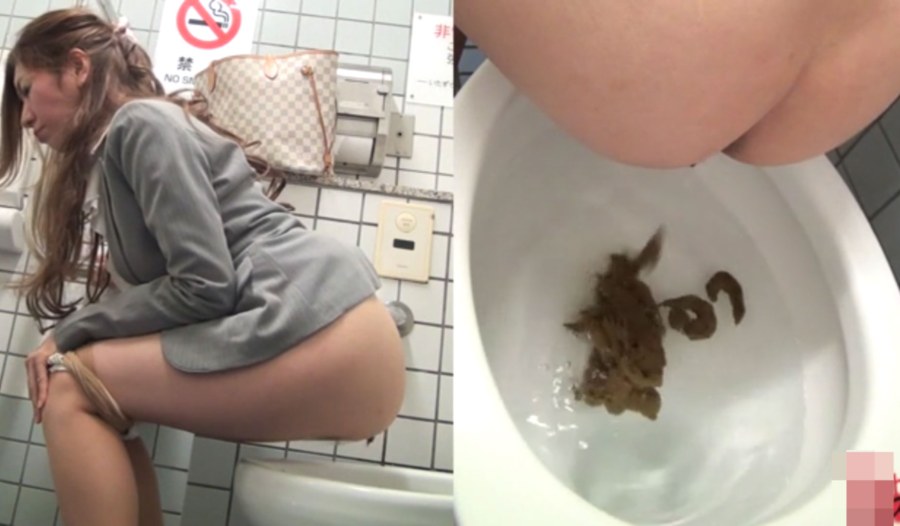 Красивая девушка испражняется