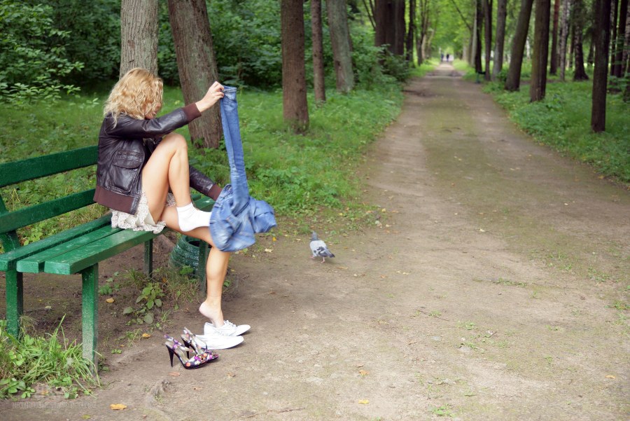 Голые в парке на лавочке