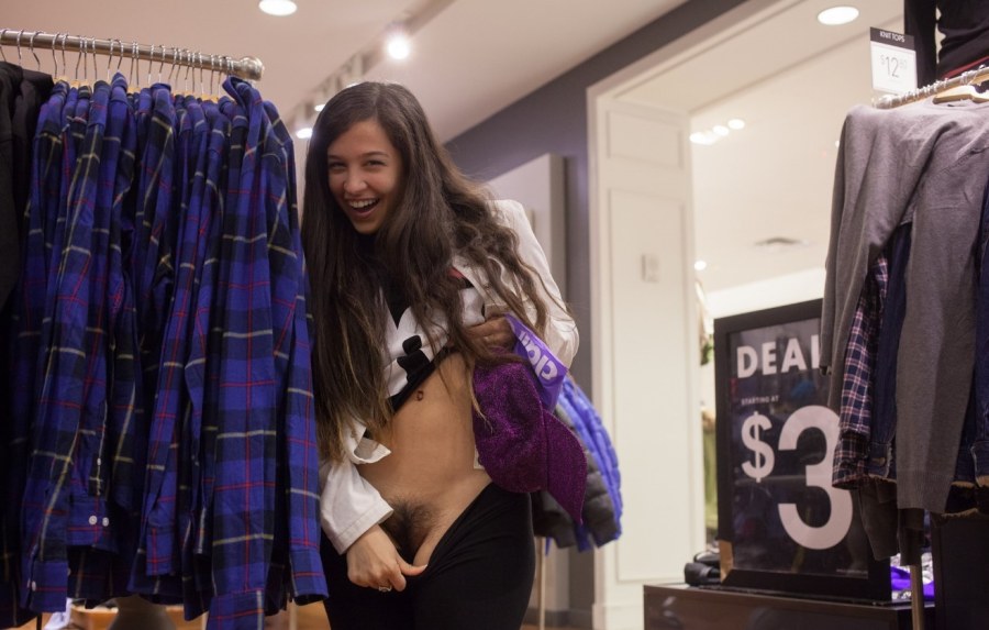 Лесби в примерочной магазина