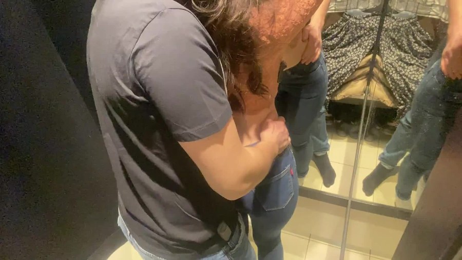 Девушки без трусиков в магазине