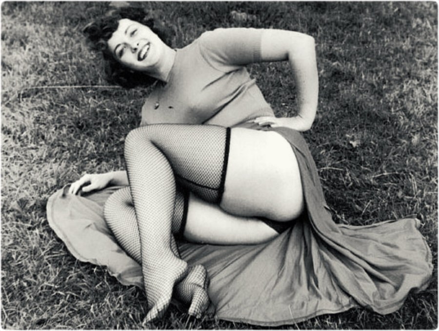 Ретро дамы в чулках без трусов