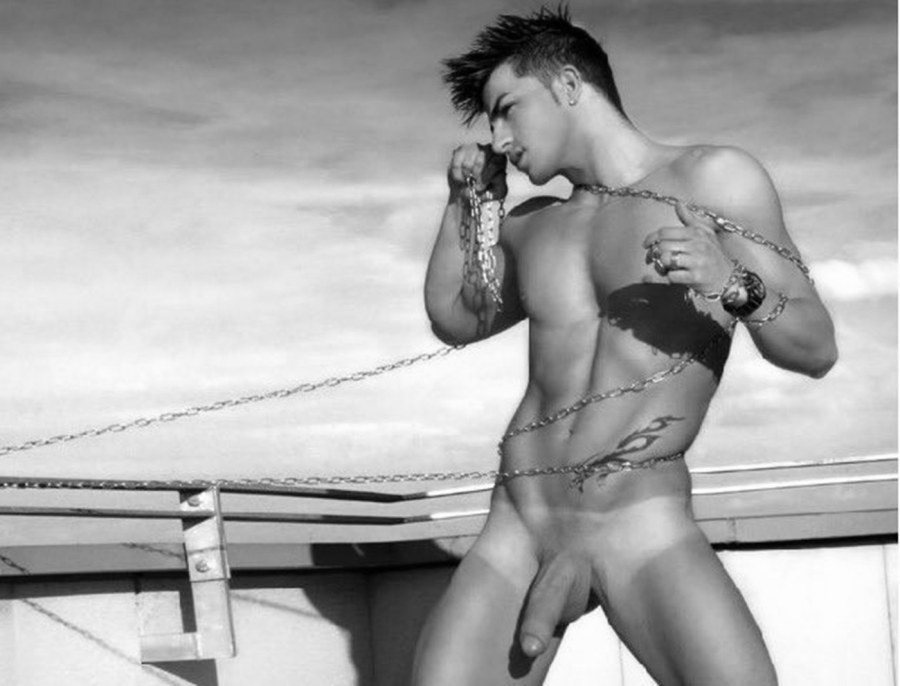 Голые знаменитости парни член попа