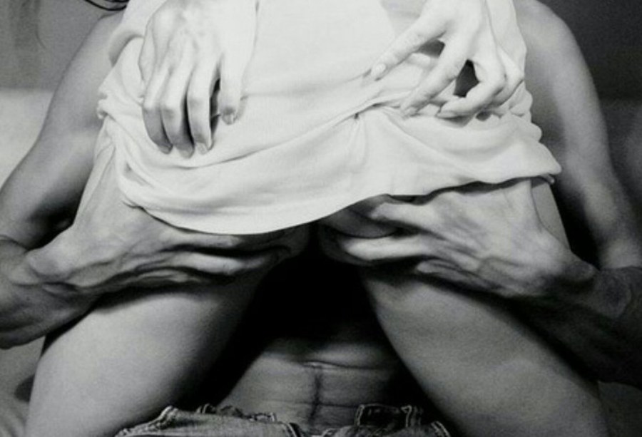 Эротика, в женской руке мужские