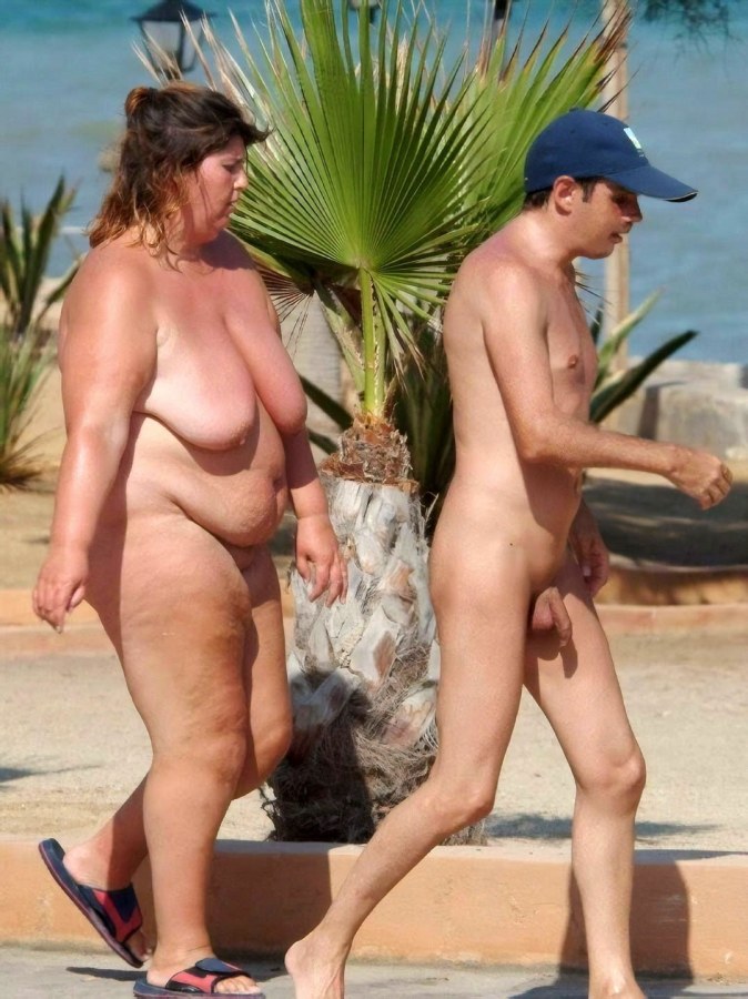 Сисястые бабушки на пляже