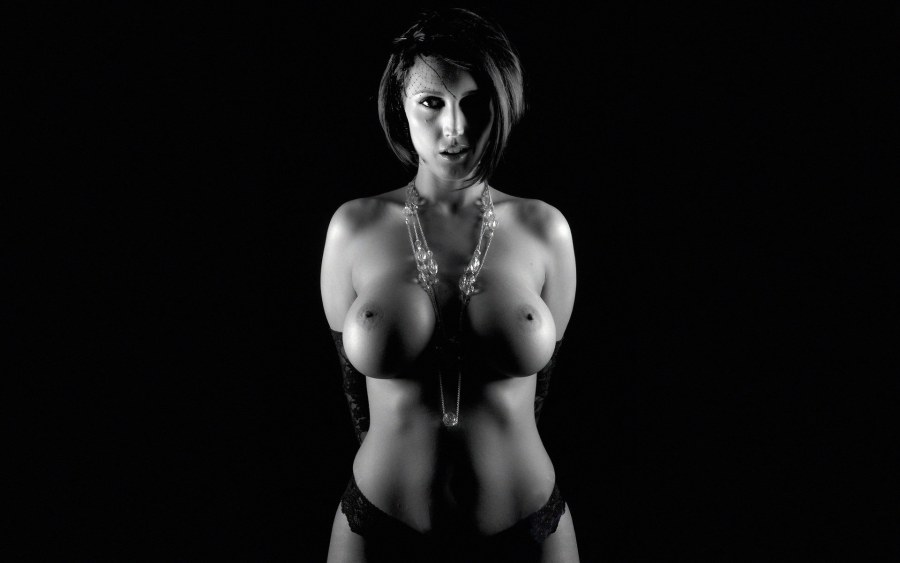 Adrienne Levai голая в зале xxx