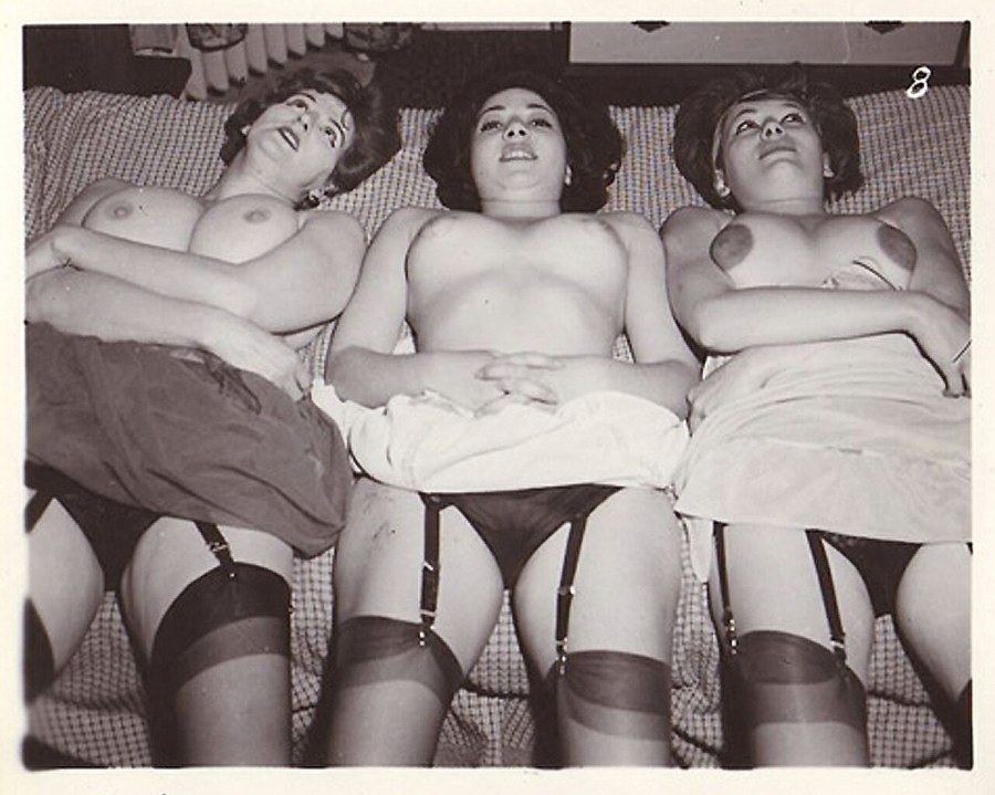 Голые женщины в трусах ретро