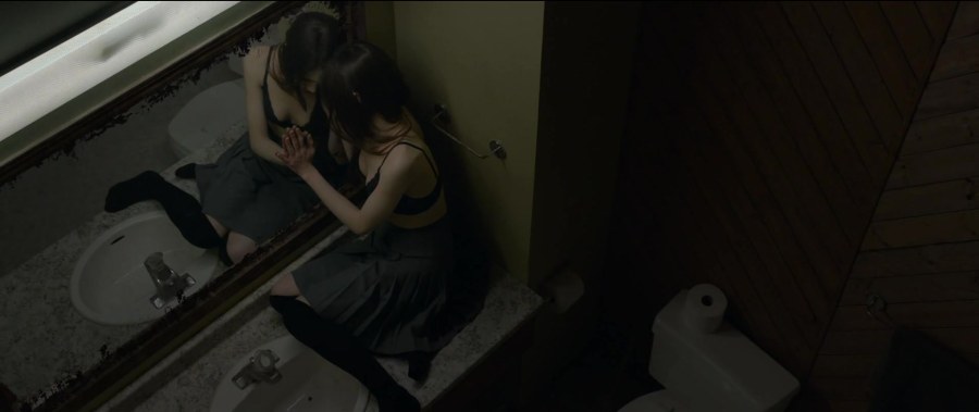 Индиа Айсли темное зеркало сиськи