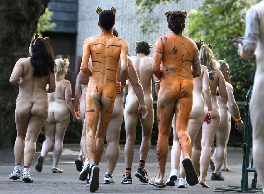Голые женщины на фестивале