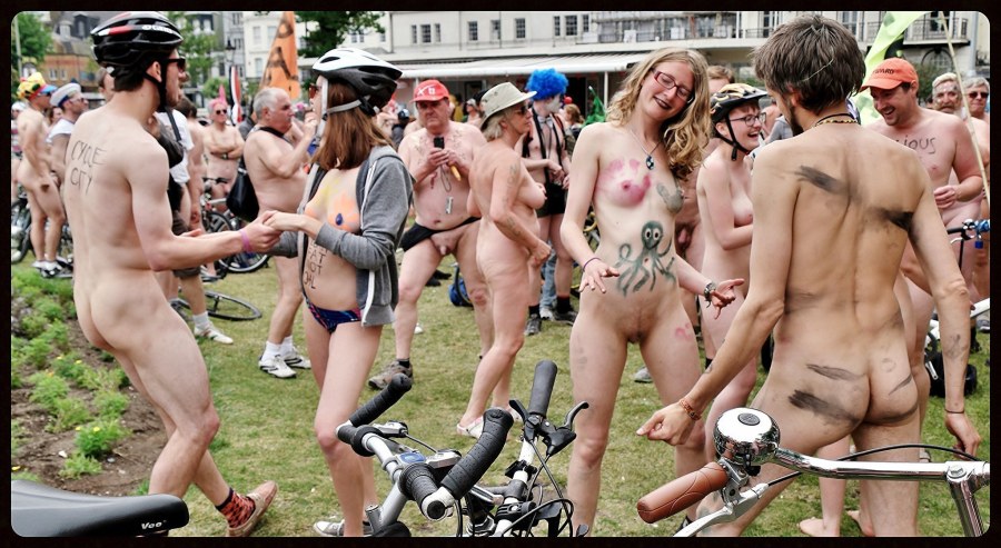 Зрелая ссыт в рот молодому