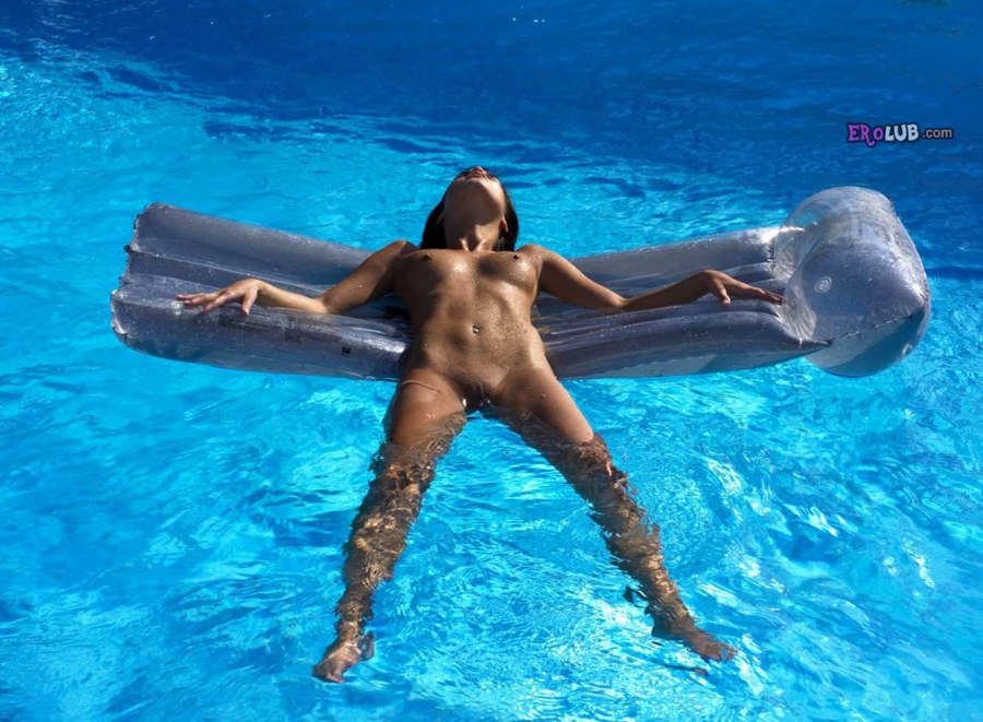 Эротическая фотосессия в бассейне