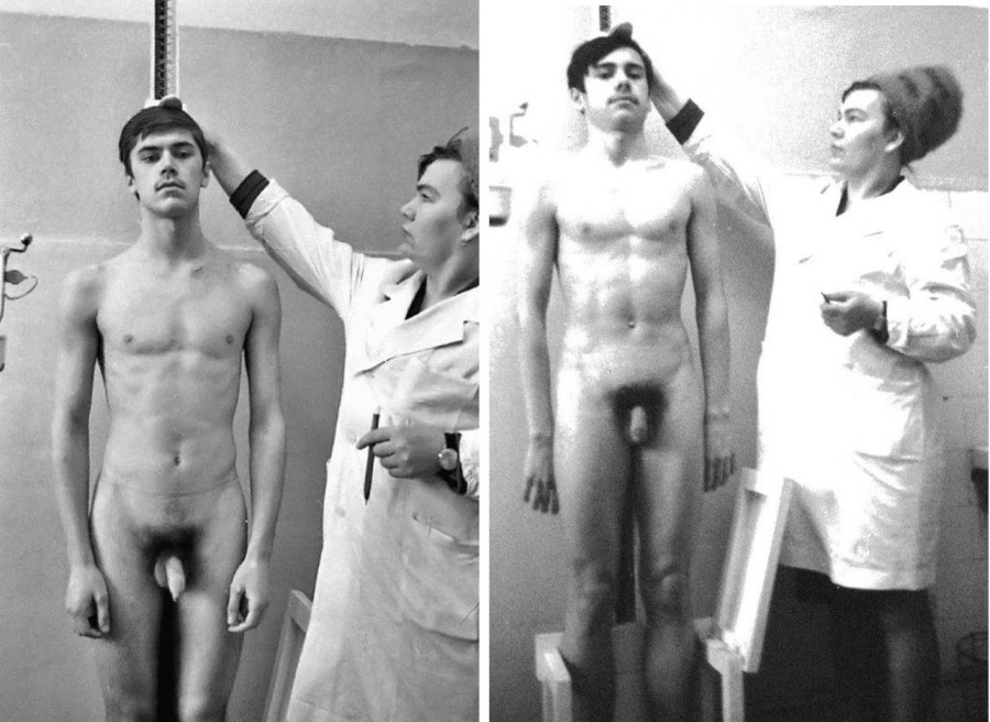 Голые мужчины в раздевалке ретро