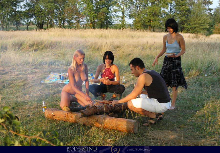 Три голые девки на природе