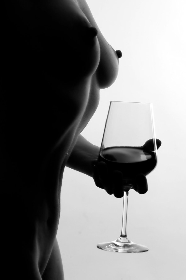 Эротическая фотосессия с бокалом