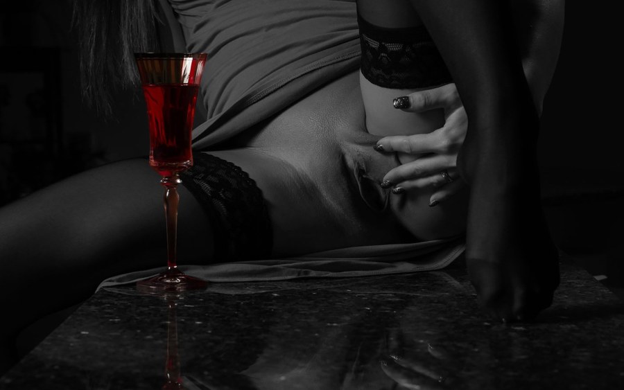 Эротическая фотосессия с бокалом