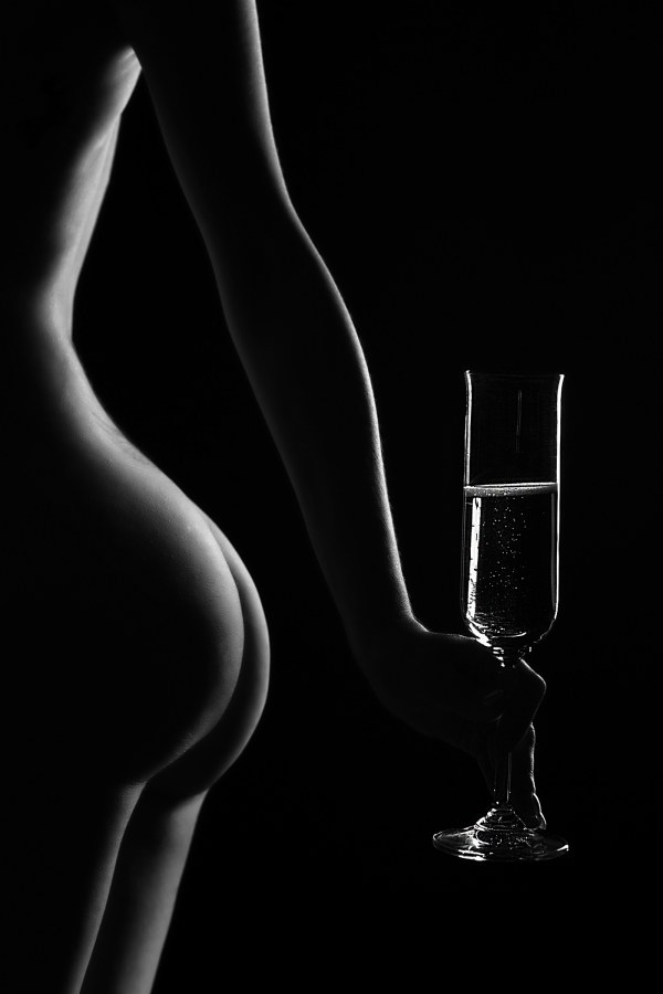 Эротическая фотосессия с вином