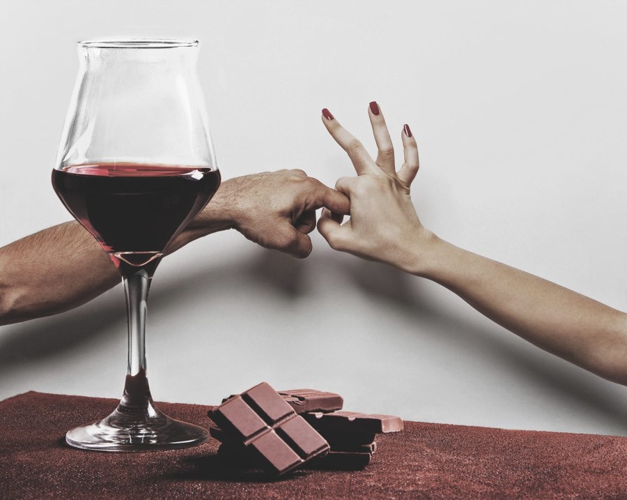 Куни на кухне с бокалом вина