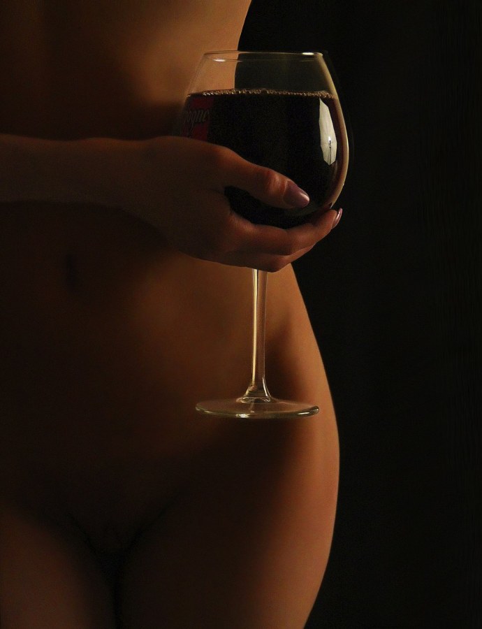 Голая с бокалом вина