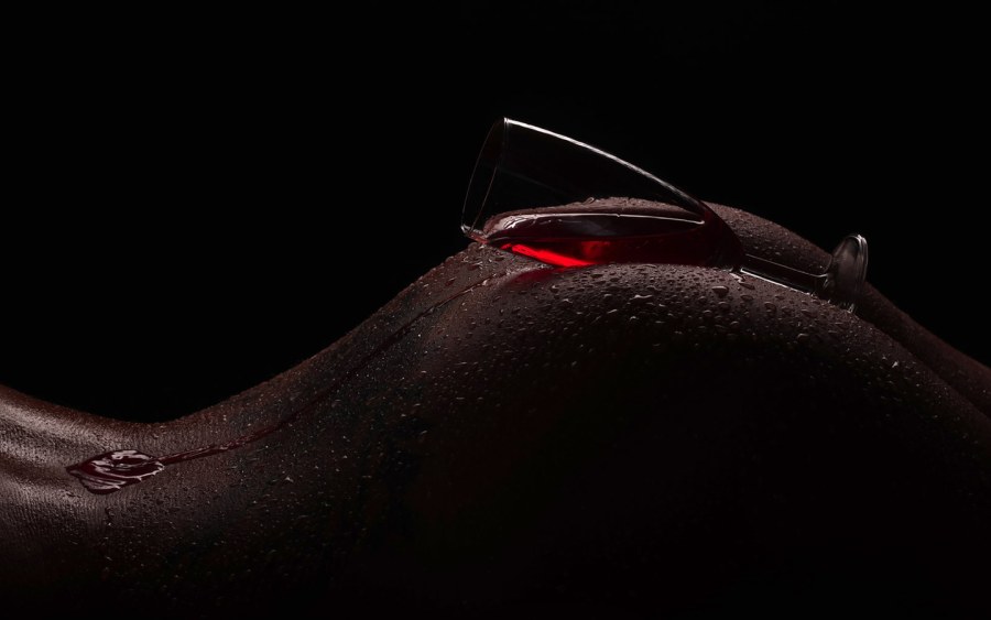 Фужер шампанского между ягодиц