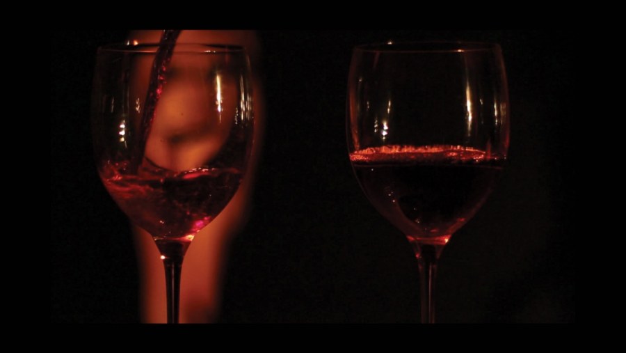 Бокал красного вина на ночь
