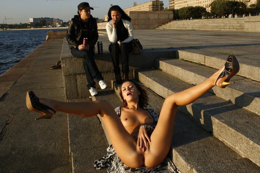 Раздвинула ноги на публике