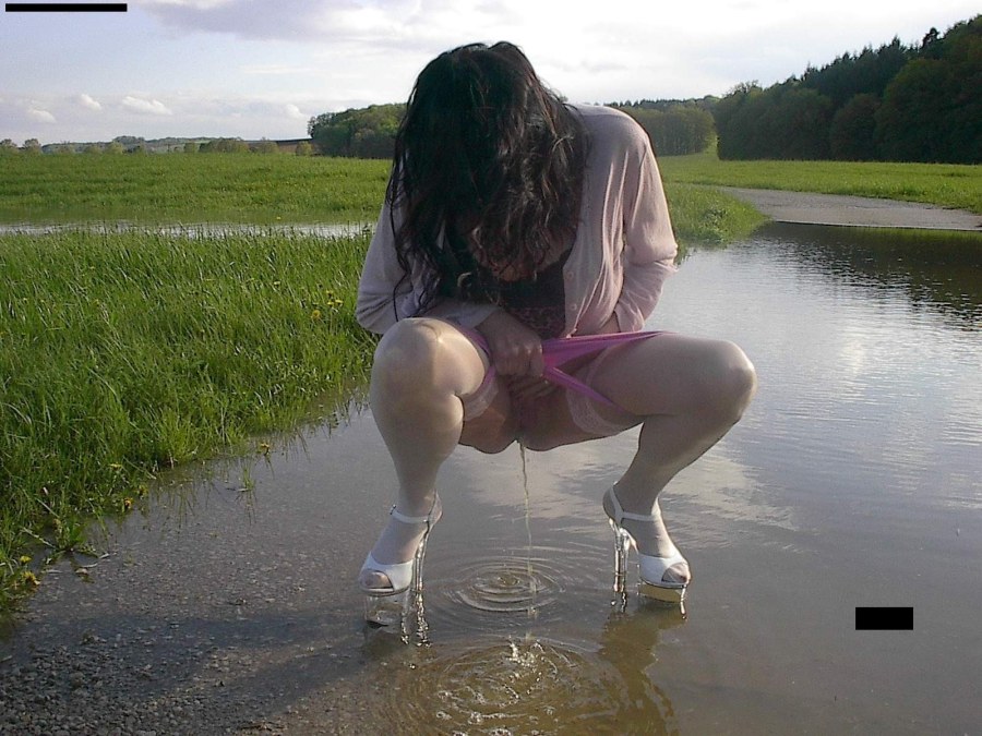 Красивая девушка пописала