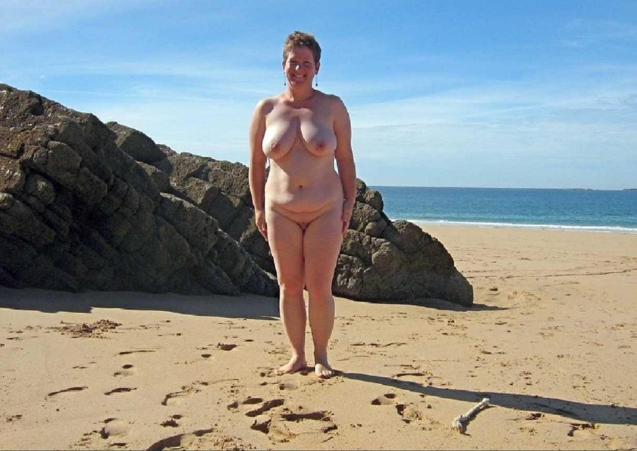 Полные женщины на нудистком пляже