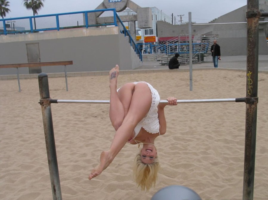 Девушки на турнике без трусиков