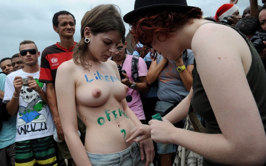 Голые девчонки на протестах