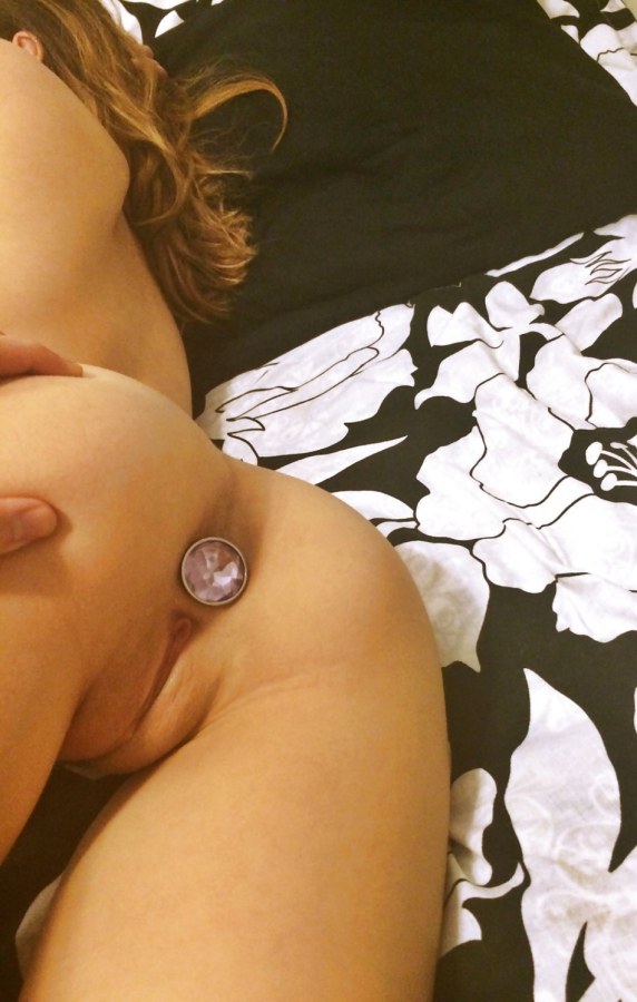 Анальные игрушки в попке