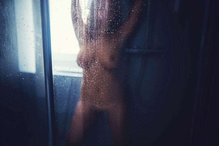 Эротические девушки за стеклом