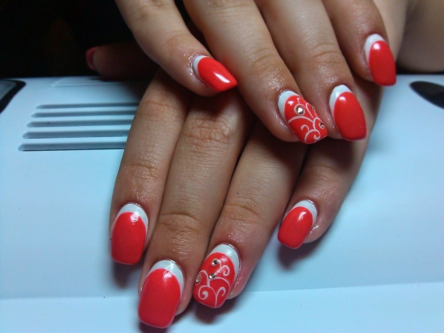 Маникюр с красным лаком