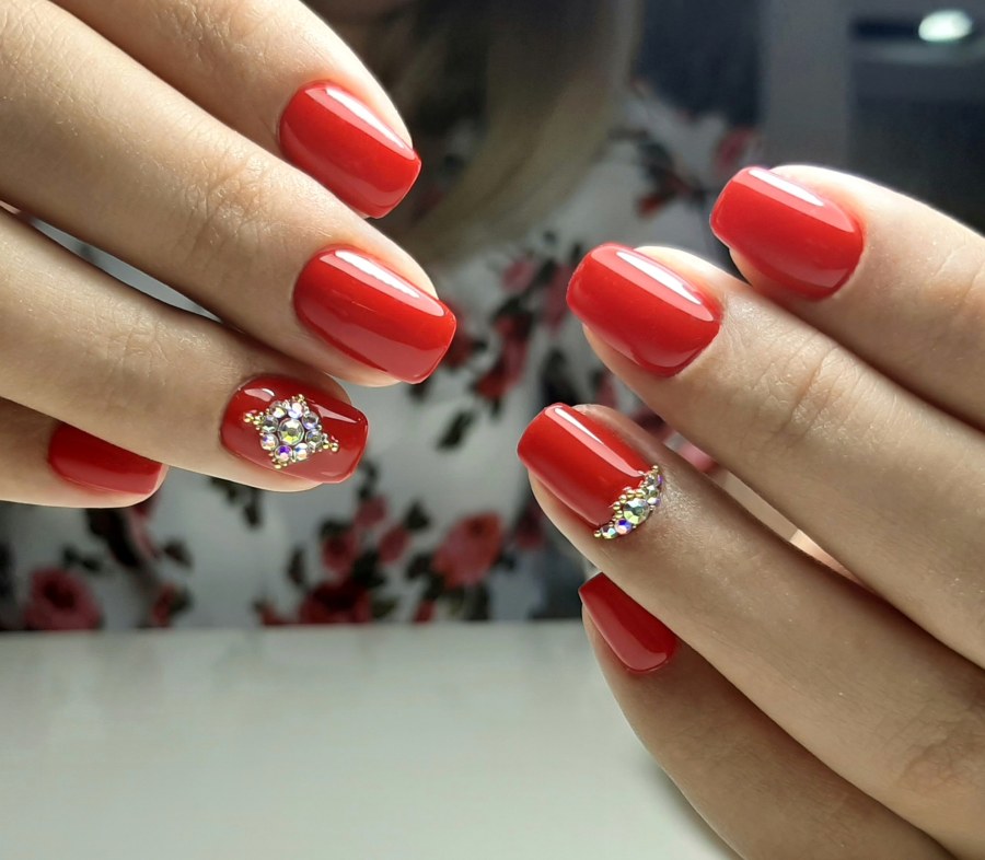 Красивый красный маникюр