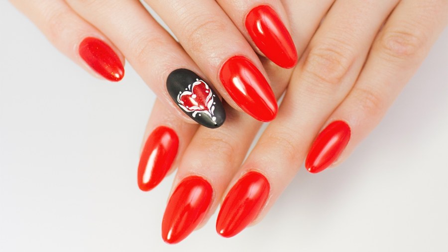 Маникюр на красной ткани