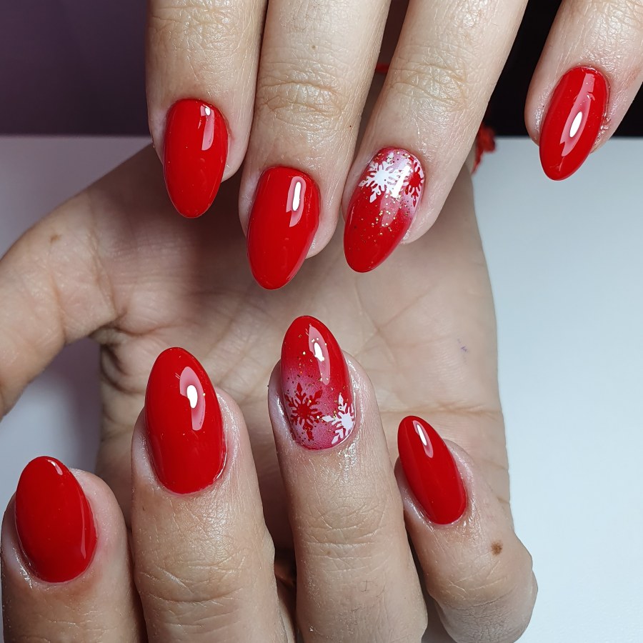 Маникюр с красным цветом