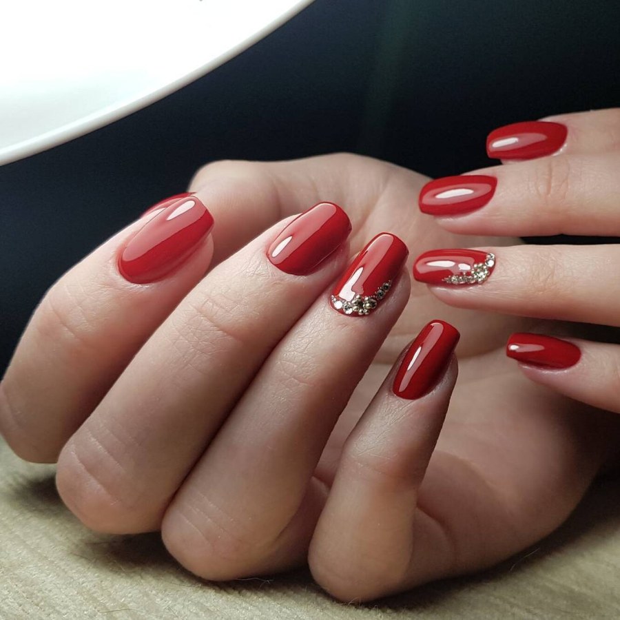Красный глянцевый маникюр