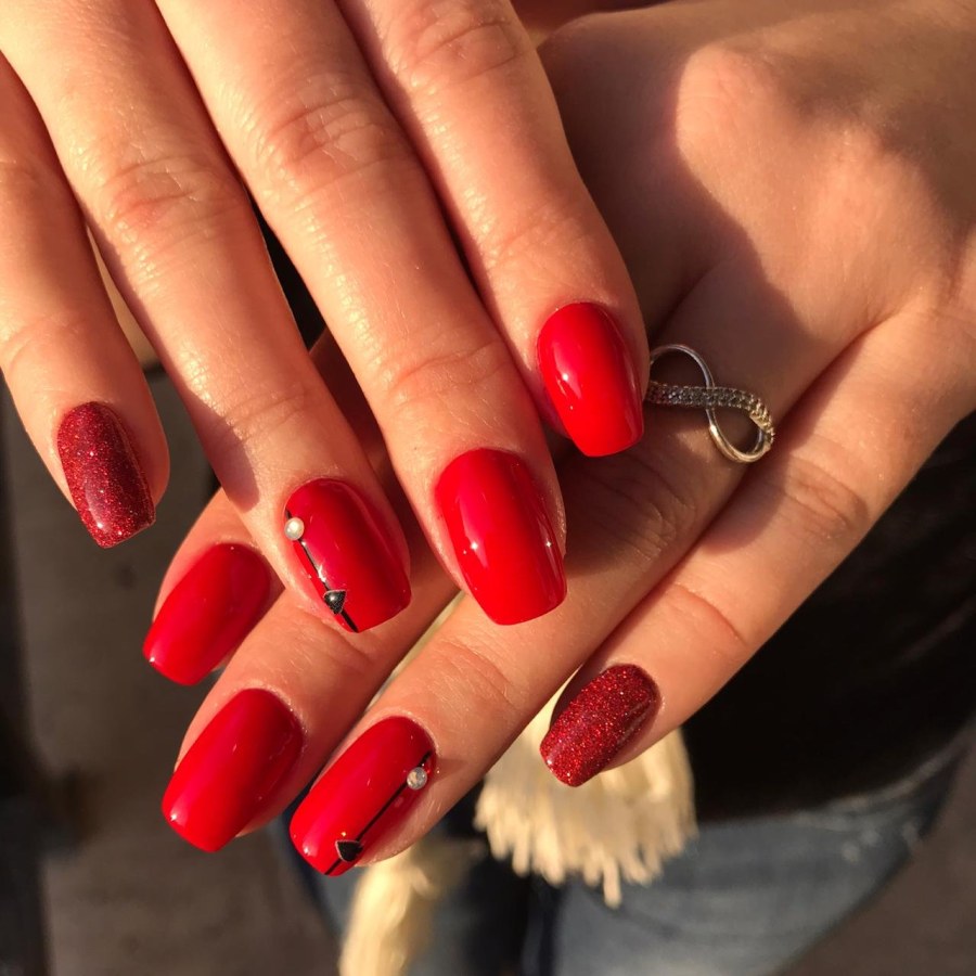 Красный комбинированный маникюр