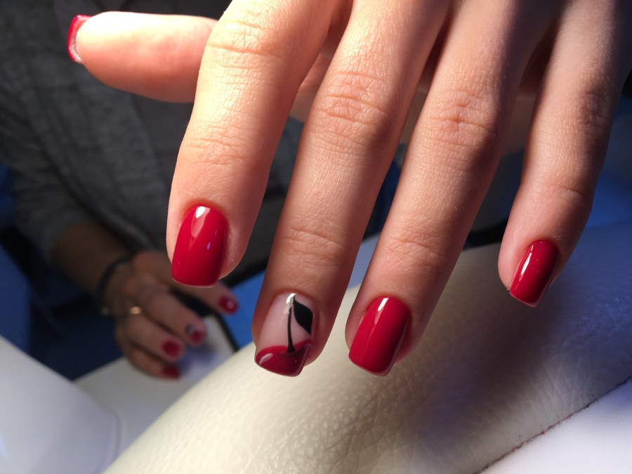 Красивый красный маникюр