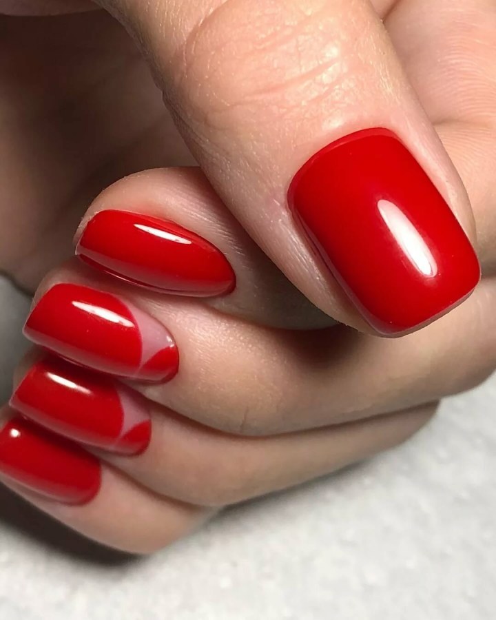 Ногти красного цвета с вишенкой