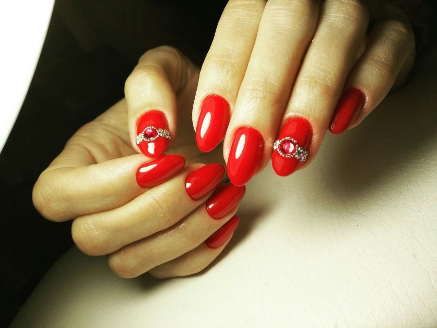 Маникюр красный с белым