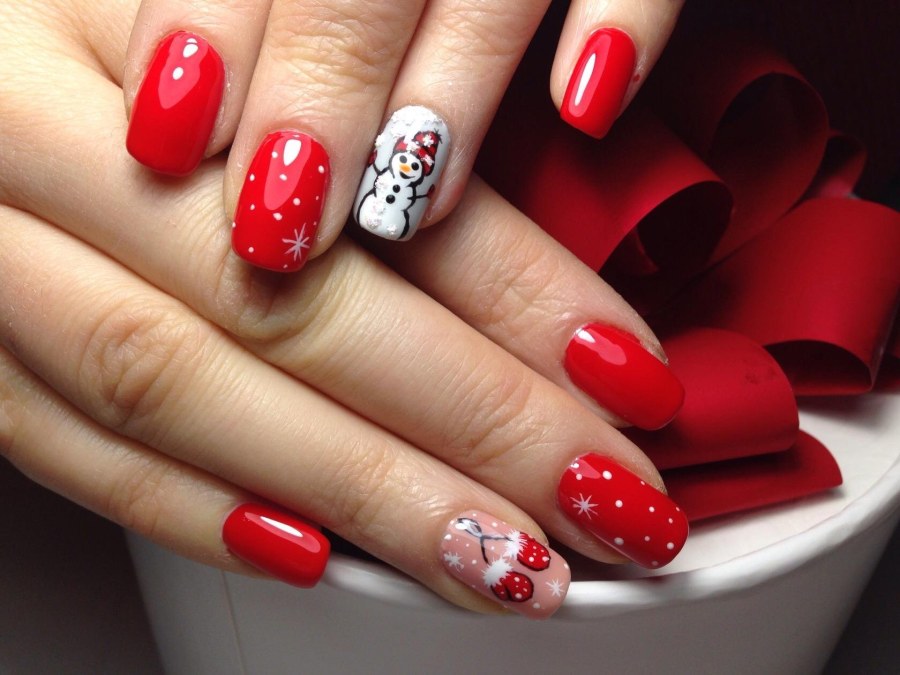 Красный маникюр однотонный