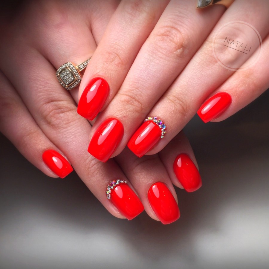 Красный маникюр