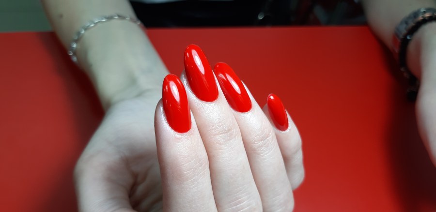 Красный маникюр